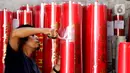 Pekerja menyelesaikan pembuatan lilin di Karawaci, Kota Tangerang, Banten, Jumat (28/1/2022). Jelang Hari Raya Imlek, produksi lilin yang dijual dari harga Rp14 ribu hingga Rp20 juta tersebut meningkat hingga lima kali lipat dibanding hari biasanya. (Liputan6.com/Angga Yuniar)
