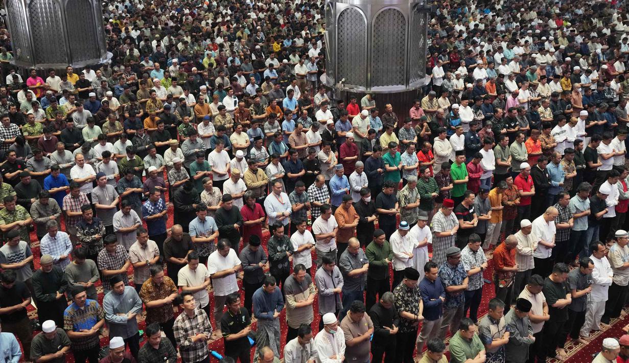 Masjid Istiqlal, Jakarta, yang merupakan masjid terbesar di Indonesia, selalu jadi favorit umat Muslim untuk beribadah khususnya saat bulan suci Ramadan. Tampak dalam foto, umat Muslim melaksanakan salat Jumat pertama di bulan Ramadhan di Masjid Istiqlal, Jakarta, Jumat 20 Februari 2026. (AP Photo/Tatan Syuflana)