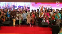 Menteri Koordinator bidang Kemaritiman Luhut Binsar Panjaitan menabuh genderang sebagai simbol pembukaan Festival Prestasi Indonesia yang diselenggarakan oleh UKP-Pancasila di Jakarta Convention Center, Senin (21/8). (Liputan6.com/Johan Tallo)