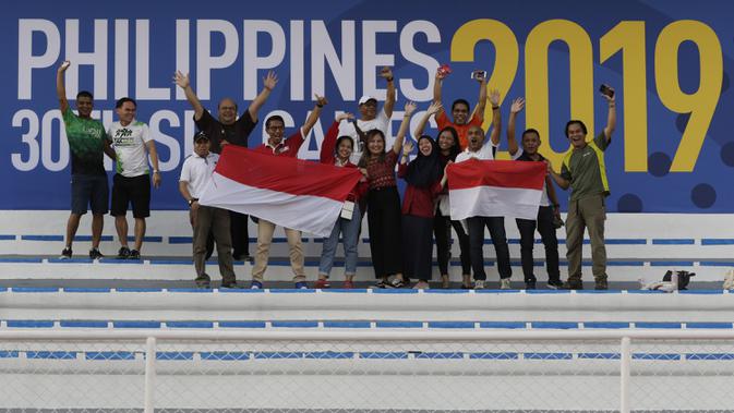 Suporter memberikan dukungan kepada Timnas Indonesia U-22 saat melawan Thailand U-22 pada laga SEA Games 2019 di Stadion Rizal Memorial, Manila, Selasa (26/11). Indonesia menang 2-0 atas Thailand. (Bola.com/M Iqbal Ichsan)