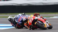 Marc Marquez menyalip Jorge Lorenzo di 3 lap akhir MotoGP Indianapolis. (Crash)