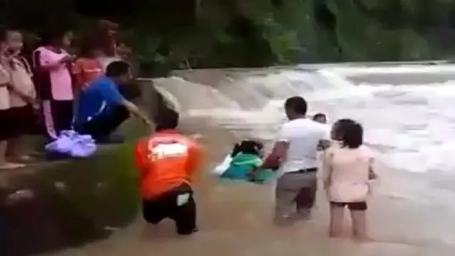 Dibantu pria dewasa, pelajar sekolah dasar sebrangi sungai dengan batang pisang (Istimewa/Liputan6.com)