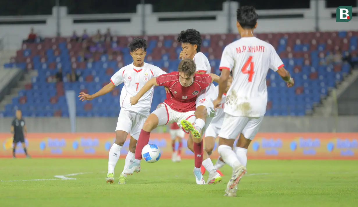 Pemain Timnas Indonesia U-22, Mauro Ziljstra (tengah) dijaga ketat oleh pemain Myanmar U-22 pada pertandingan SEA Games 2025 di 700th Anniversary Stadium, Chiang Mai, Jumat (12/12/2025). (Bola.com/Bagaskara Lazuardi)