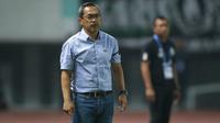 Pelatih kepala Persebaya Surabaya, Aji Santoso dalam laga pekan ke-3 BRI Liga 1 2022/2023 antara Bhayangkara FC melawan Persebaya Surabaya di Stadion Wibawa Mukti, Cikarang, Minggu (7/8/2022) malam WIB. (Bola.com/Bagaskara Lazuardi)