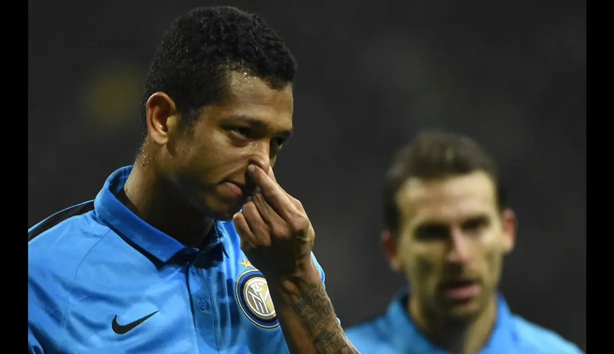 Gelandang Inter Milan, Fredy Guarin terlihat sedih usai timnya dikalahkan Wolfsburg di leg kedua 16 besar Liga Europa di Stadion San siro, Italy (19/3/2015). Wolfsburg menang 2-1 atas Inter Milan. (AFP PHOTO/Olivier Morin)