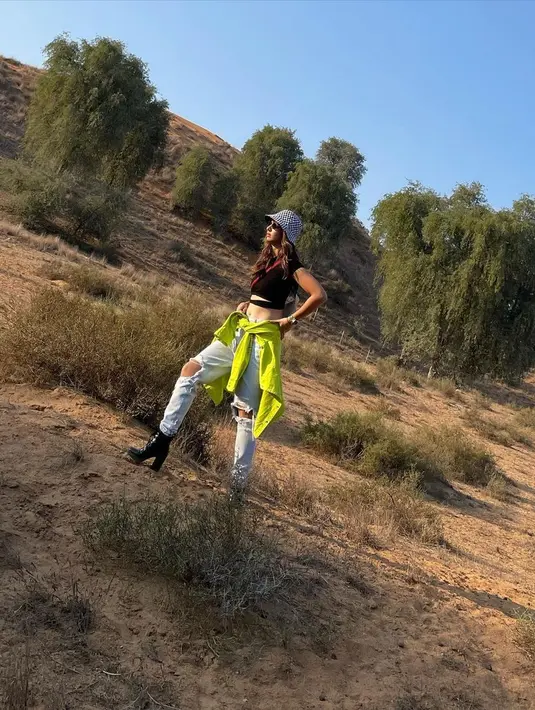 "Jangan pernah malu atau gengsi, untuk mengakui ketidaktauan, ketidak pahaman atau mengakui kesalahan kita sebagai seorang ibu di depan anak. Karena walaupun kita ibunya, ga melulu anak2 yang harus dengerin kita," tutur Nia Ramadhani. (Instagram/ramadhaniabakrie)