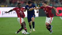 Pemain Manchester United Kobbie Mainoo, kiri, berebut bola dengan pemain ASEAN All-Star Malaysia, Manuel Ugarte, selama turnamen sepak bola Challenge Cup Malaysia 2025 di Kuala Lumpur, Malaysia, Rabu, 28 Mei 2025. (Foto AP/Vincent Thian)