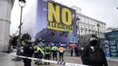 Petugas polisi membentuk perimeter saat aktivis Greenpeace membentangkan spanduk besar bertuliskan "Tidak untuk Perang" sebagai bentuk protes terhadap serangan Amerika Serikat (AS) dan Israel terhadap Iran, di Lapangan Puerta del Sol, Madrid, Spanyol, pada Selasa 10 Maret 2026. Aksi unjuk rasa merespons serangan militer Amerika Serikat dan Israel ke Iran marak terjadi secara global, termasuk di Kota Madrid, Spanyol. (Paul Hanna/AFP)