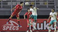 Pemain Timnas Indonesia U-20, Ahmad Rusadi (kanan) berebut bola diudara dengan pemain Timnas Hong Kong U-20, Xavier Chang dalam pertandingan Kualifikasi Grup F Piala Asia U-20 2023 di Stadion Gelora Bung Tomo, Surabaya, Jumat (16/9/2022). (Bola.com/Ikhwan Yanuar)