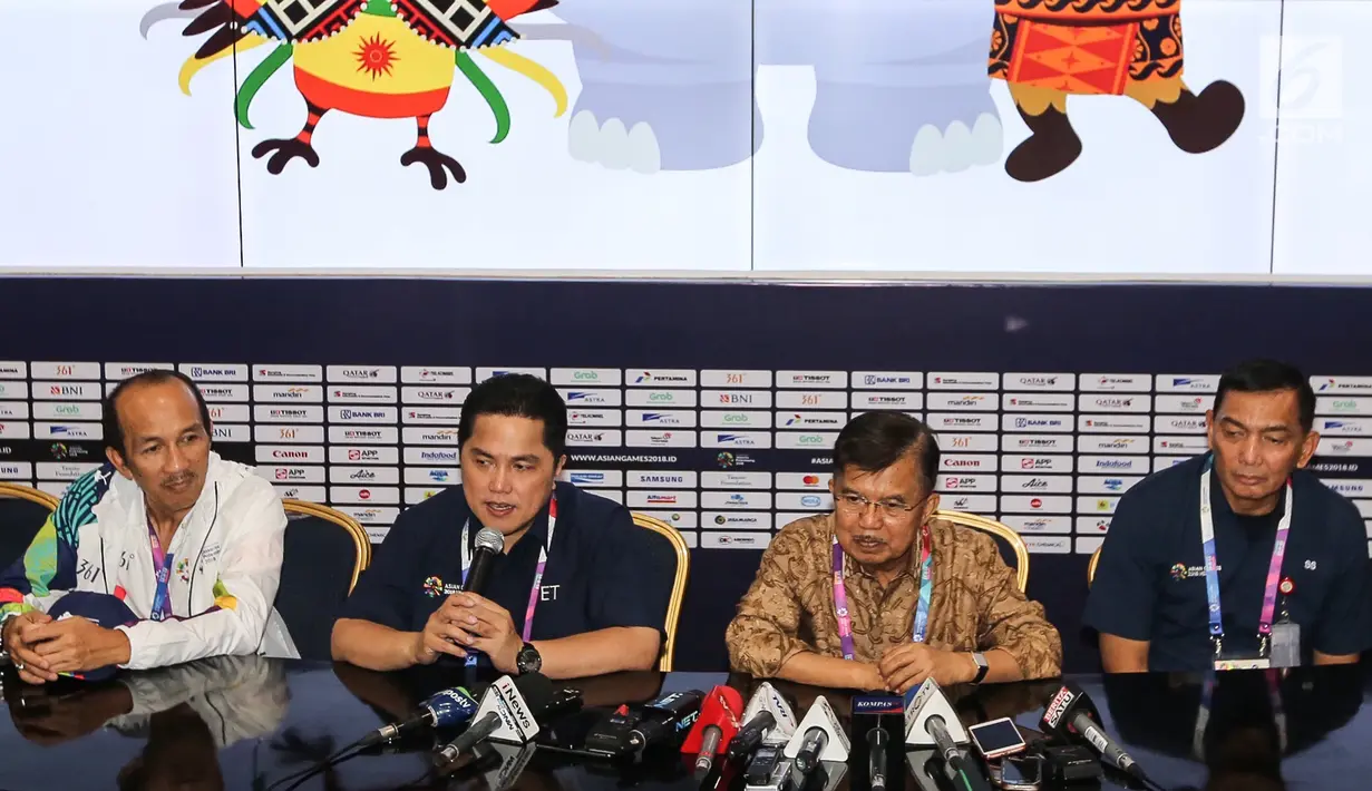 Wakil Presiden, Jusuf Kalla (kedua kanan) dan Ketua INASGOC, Erick Thohir (kedua kiri) memeberi keterangan pers usai meninjau Main Press Center (MPC) atau Media Center Asian Games di JCC, Jakarta, Selasa (14/8). (Liputan6.com/Fery Pradolo)