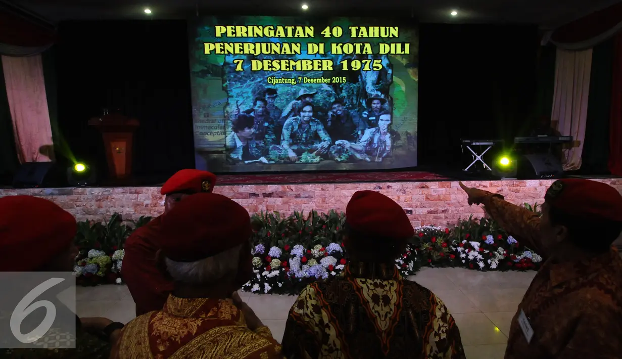 Sejumlah purnawirawan tim penerjunan melihat-lihat foto kenangan saat Peringatan 40 tahun Penerjunan di Kota Dili di Mako Kopassus, Jakarta, Senin (7/12/2015). Peringatan dihadiri sejumlah purnawirawan tim penerjunan. (Liputan6.com/Helmi Fithriansyah)