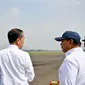 Presiden Joko Widodo atau Jokowi bersama Menteri Pertahanan meninjau alat utama sistem persenjataan (alutsista) TNI di Pangkalan TNI AU Iswahjudi, Kabupaten Magetan, Jawa Timur, Jumat (8/3/2024). (Biro Pers Kepresidenan).