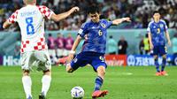 Pemain Timnas Jepang, Wataru Endo berusaha mencetak gol ke gawang Timnas Kroasia pada laga 16 besar Piala Dunia 2022 di Al-Janoub Stadium, Al-Wakrah, Qatar, 5 Desember 2022. (AFP/Jewel Samad)