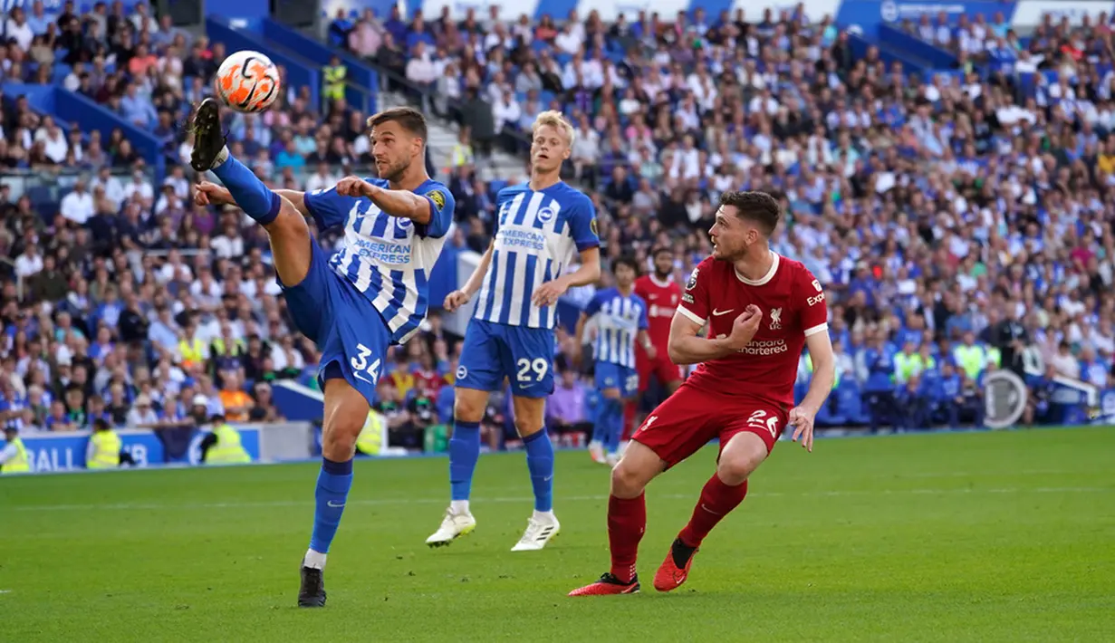 Liverpool gagal merebut tiga poin usai ditahan imbang 2-2 oleh Brighton and Hove Albion. Liverpool unggul terlebih dahulu lewat dua gol Mohamed Salah, tapi gol Simon Adingra dan Lewis Dunk buyarkan kemenangan Liverpool. (AP Photo/Alberto Pezzali)