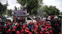 Ratusan buruh dari FSMPI dan Perwakilan Daerah KSPI melakukan aksi di depan Balai Kota DKI Jakarta, Senin (29/11/2021). Buruh menuntut Gubernur DKI Jakarta Anies Baswedan membatalkan Upah Minimum Provinsi (UMP) Jakarta 2022. (Liputan6.com/Faizal Fanani)