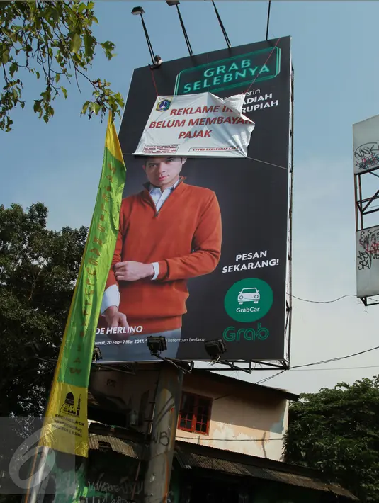 Salah satu papan iklan di Kawasan Kebayoran Lama, Jakarta yang terkena razia oleh Satpol PP dan Dinas BP2T, Kamis (23/2). Razia dilakukan untuk menertibkan reklame yang tidak membayar pajak. (Liputan6.com/Gempur M Surya)