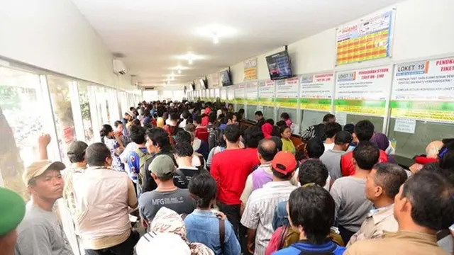 Antrean pembeli tiket kereta mudik.