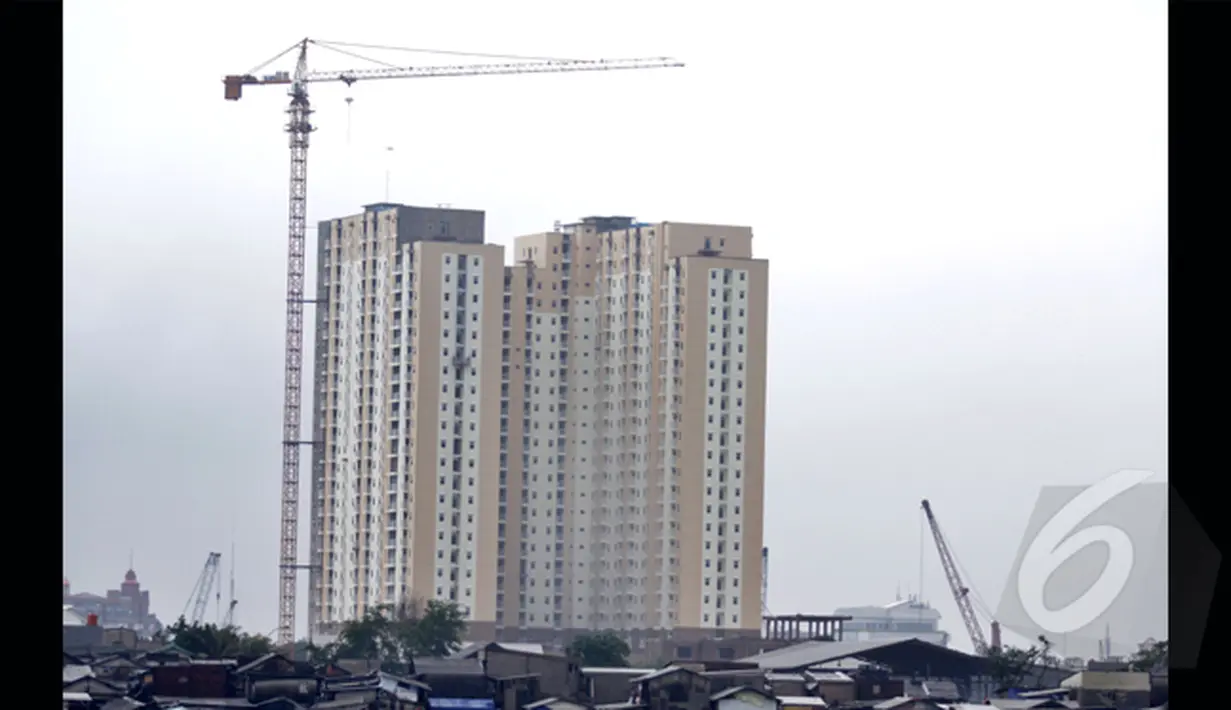 Real Estate Indonesia (REI) memperkirakan, tingginya suku bunga dan adanya kebijakan loan to value (LTV) membuat pertumbuhan properti melambat. Tampak gedung sedang dibuat di kawasan Waduk Pluit, Jakarta, Rabu (11/2/2015)(Liputan6.com/Faizal Fanani)
