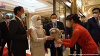 Presiden Joko Widodo (Jokowi) dan ibu negara, Iriana, disambut Dita Karang ketika tiba Seoul, Korea Selatan. (dok. tangkapan layar YouTube&nbsp;Sekretariat Presiden)