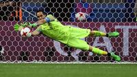 Aksi kiper Cile Claudio Bravo mematahkan tendangan penalti gelandang Portugal Joao Moutinho pada semifinal Piala Konfederasi 2017 di Kazan, Rabu (28/6/2017). (AFP/Franck Fife)