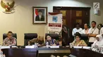 Juru bicara Presiden, Johan Budi dan menteri Kabinet Kerja dalam diskusi Forum Medan Merdeka Barat (FMB) di Jakarta, Senin (23/10). Beberapa kementerian memberikan presentasi pencapaian kerja 3 tahun pemerintahan Jokowi-JK. (Liputan6.com/Angga Yuniar)
