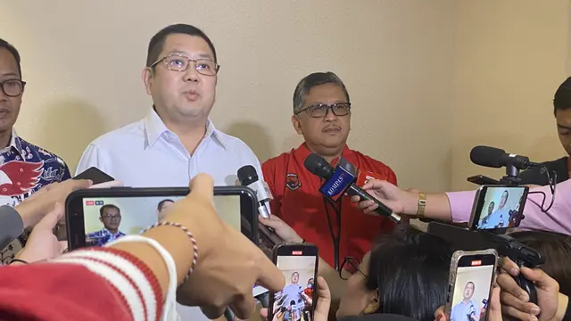 Ketua Umum (Ketum) Partai Persatuan Indonesia (Perindo) Hary Tanoesoedibjo memberikan materi kepada Juru Kampanye (Jurkam) muda Pemenangan Bacapres Ganjar Pranowo di I news Tower, Selasa (18/7/2023).