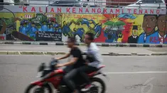 Mural "Tragedi Trisakti dan Mei 1998" berada di Jalan Kyai Tapa, Grogol, Jakarta, Selasa (14/5/14). (Liputan6.com/Faizal Fanani)
