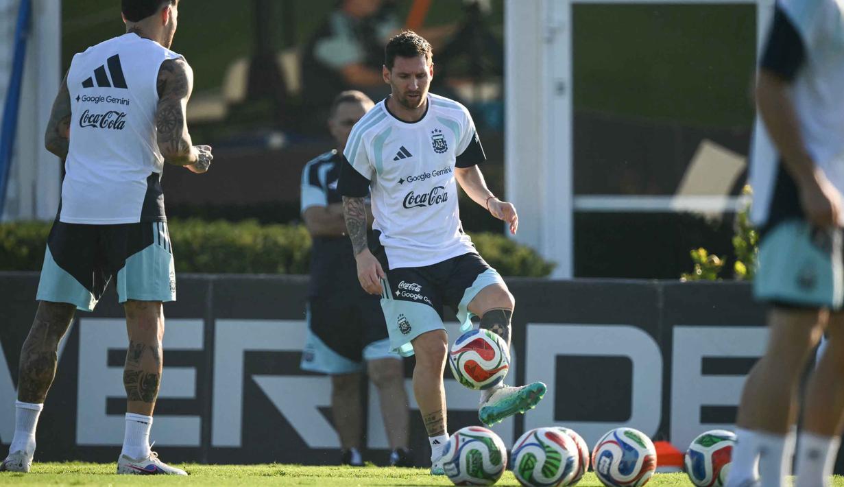 Mereka sebelumnya hanya kalah dari Ekuador di laga terakhir kualifikasi Piala Dunia. Tampak dalam foto, penyerang Argentina, Lionel Messi, mengontrol bola saat sesi latihan di Ezeiza, provinsi Buenos Aires, Argentina pada 30 Maret 2026. (Luis ROBAYO/AFP)
