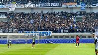 Ribuan Bobotoh memberikan dukungan kepada Persib Bandung yang menjalani latihan di Stadion Gelora Bandung Lautan Api (GBLA), Kota Bandung, Kamis (13/2/2025). Persib akan bersua Persija di Stadion Patriot Candrabhaga, Bekasi pada laga pekan ke-23 BRI Liga 1 musim ini, Minggu (16/2/2025) sore WIB. (Bola.com/Erwin Snaz)