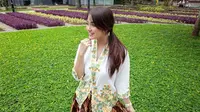 Nabilah berpose dengan kebaya dan rok batiknya, menunjukkan betapa bangganya menjadi orang Jawa. (dok. instagram.com/nblh.ayu/https://www.instagram.com/p/BfPho6qB5qU/Esther Novita Inochi)