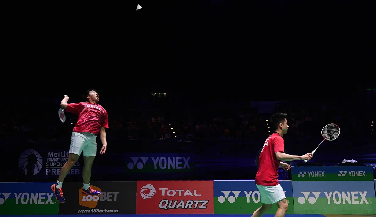 Ketika tertinggal 18-10, Li/Liu sempat mencuri empat poin, tetapi Kevin/Markus langsung bangkit dan menutup pertandingan dengan kemenangan 21-14. (AFP/Justin Tallis)