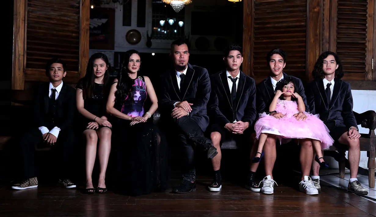 Ahmad Al Ghazali Kohler, merupakan anak sulung buah pernikahannya dengan Maia Estianti, El Jallaludin Rumi dan Ahmad Abdul Qadir Jaelani atau lebih akrab disapa Dul. ( Andy Masela/Bintang.com)