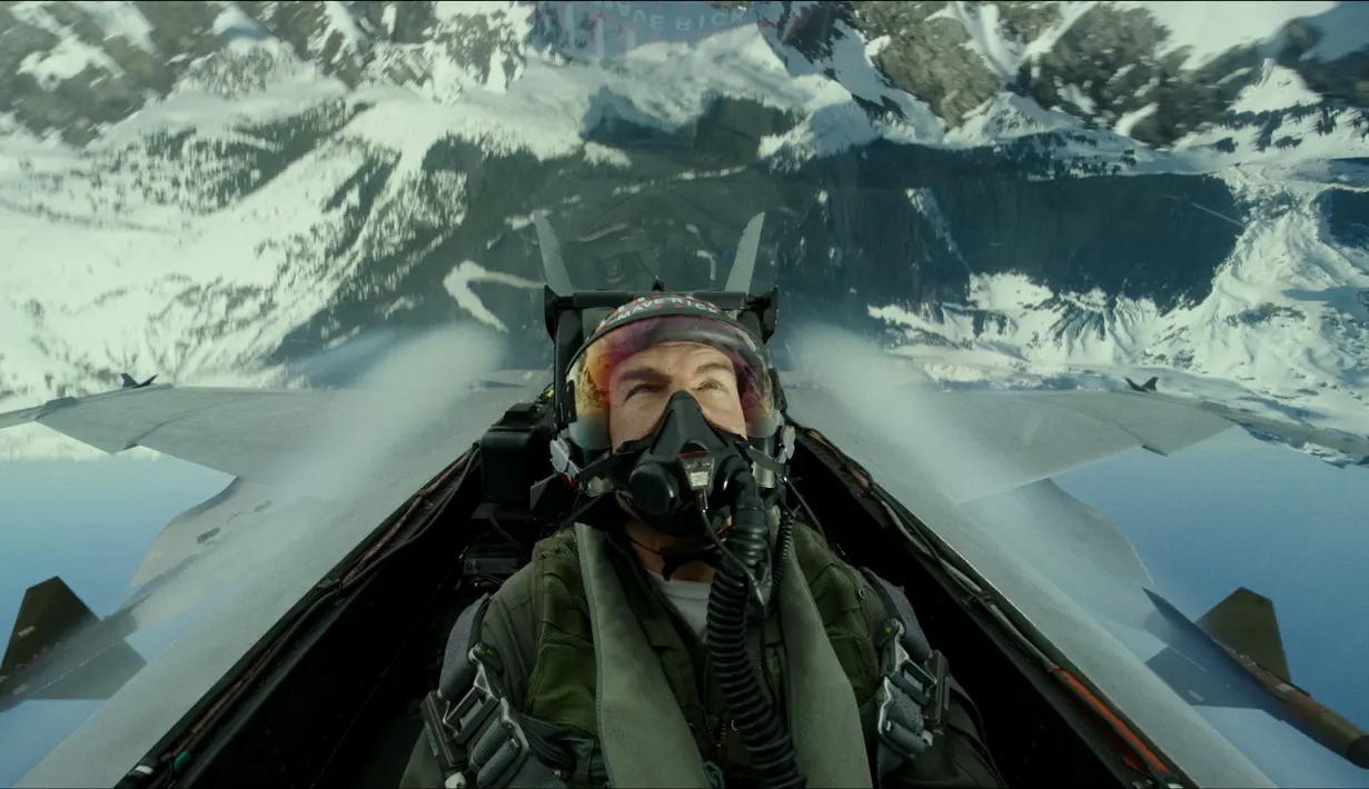 Tom Cruise saat naik pesawat tempur sungguhan dalam film Top Gun: Maverick. (Foto: Paramount Pictures via IMDb)
