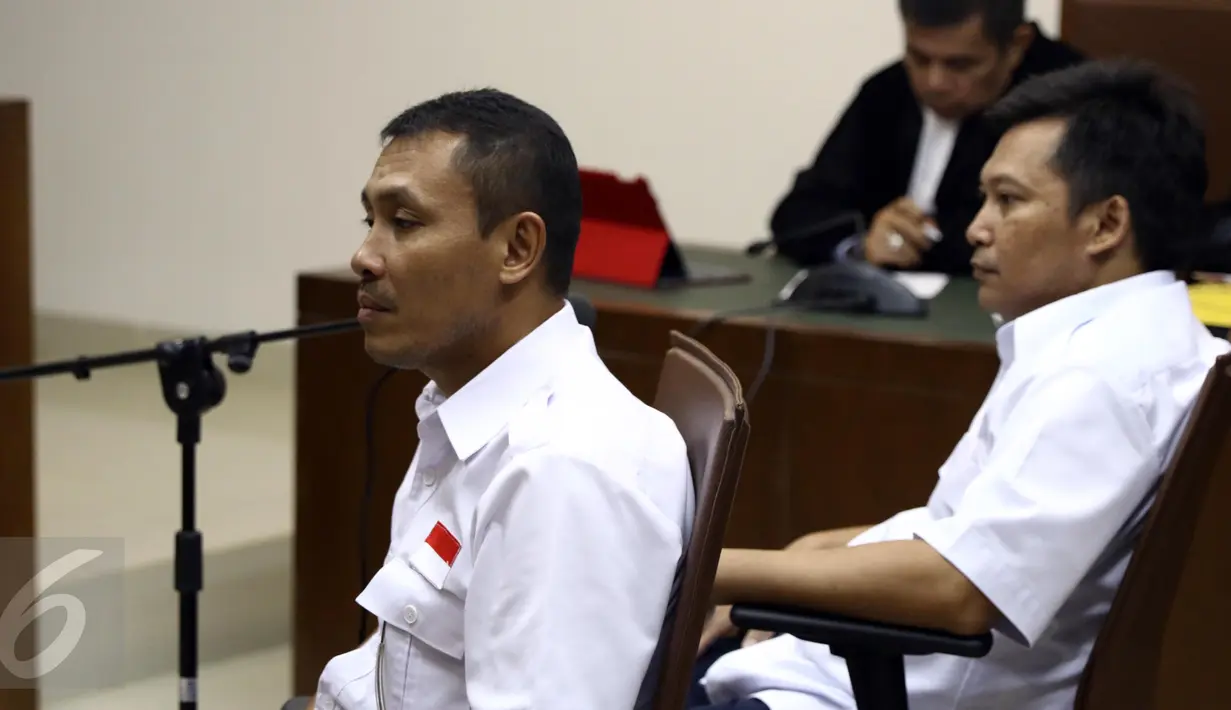 Dua terdakwa Setiyardi Budiono (kanan) dan Darmawan Sepriyossa saat menjalani sidang di gedung PN Jakarta Pusat, Selasa (17/5). Keduanya merupakan Pimred dan Redaktur dari Tabloid Obor Rakyat.(Liputan6.com/Helmi Afandi) 