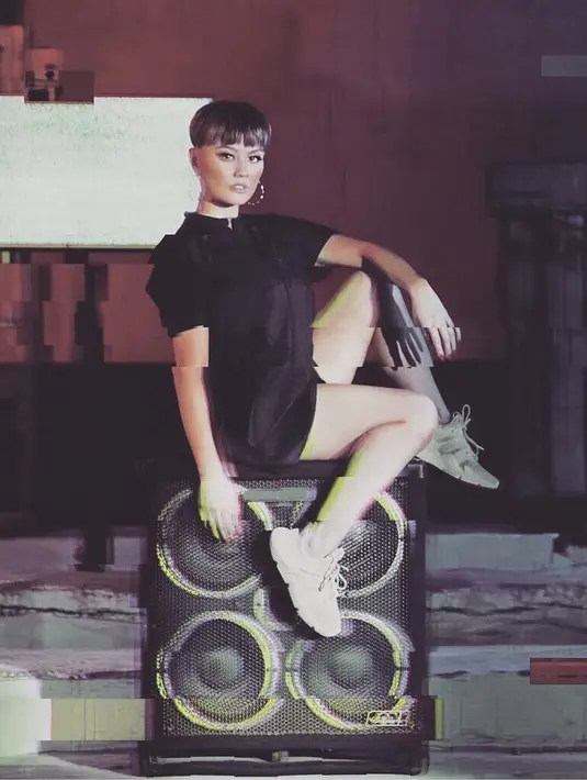 Baru-baru ini, ia tampil berani dengan memotong rambutnya menjadi super pendek. Walaupun demikian, penampilan Agnez Mo tetap terlihat keren. (Foto: instagram.com/agnezmo)