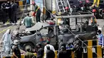 Polisi mengamankan lokasi ledakan di luar tempat suci umat muslim Sufi, Lahore, Pakistan, Rabu (8/5/2019). Setidaknya tiga orang tewas dan 15 lainnya terluka akibat ledakan di masjid Sufi tertua di Pakistan tersebut. (REUTERS/Mohsin Raza)