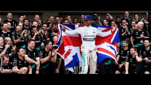 Lewis Hamilton juara dunia Formula Satu tampil kocak sebagai pegulat dalam sebuah eksibisi melawan pegulat terkenal Meksiko bernama Mistico. 