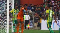 Kiper PSBS, Yusak Samuel Redjauw, bekerja keras menahan gempuran Persewar pada derbi Papua Liga 2 2019 di Stadion Untung Suropati, Kota Pasuruan, Jumat (18.7.2019). (Bola.com/Gatot Susetyo)