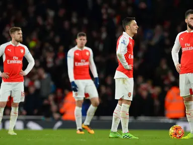 Para pemain Arsenal tertunduk lesu usai kalah dari tamunya Swansea City pada  lanjutan Liga Inggris pekan ke-28 di Stadion Emirates, London, Kamis (3/3/2016) dini hari WIB. (AFP/Glyn Kirk)