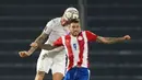 Pemain Paraguay Antonio Sanabria (depan) berebut bola udara dengan pemain Uruguay Jose Gimenez pada pertandingan sepak bola kualifikasi Piala Dunia 2022 di Stadion General Pablo Rojas, Asuncion, Paraguay, 27 Januari 2022. Uruguay menang 1-0. (AP Photo/Jorge Saenz)