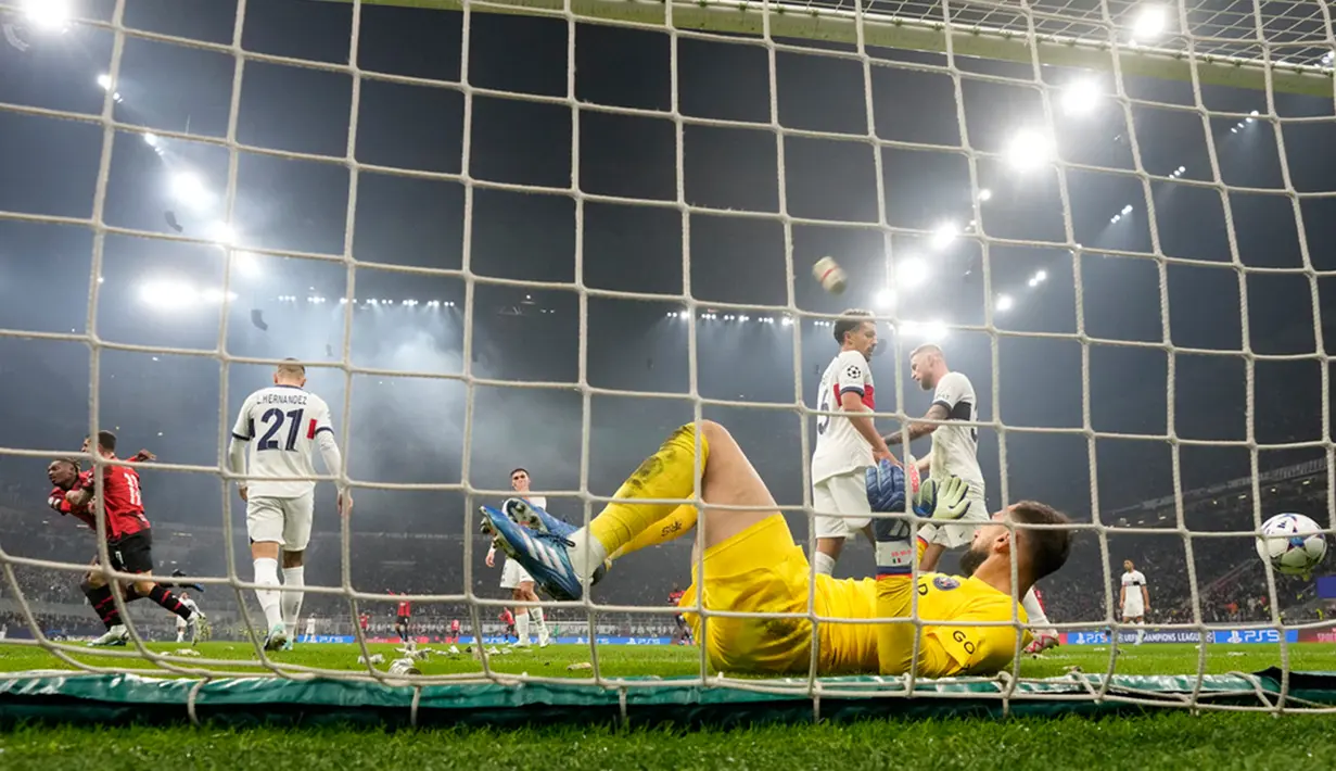 Hanya berselang tiga menit, AC Milan berhasil menyamakan skor menjadi 1-1. Bola rebound dari tembakan Olivier Giroud berhasil disambar dengan tembakan salto Rafael Leao. (AP Photo/Antonio Calanni)