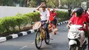 Menteri Hukum dan HAM (Kemenkumham) Yasonna H Laoly bersama peserta lain mengikuti kegiatan lomba sepeda hias di Jakarta, Sabtu (19/8). Lomba tersebut digelar dalam rangka memperingati hari kemerdekaan ke-72 RI. (Liputan6.com/Immanuel Antonius)