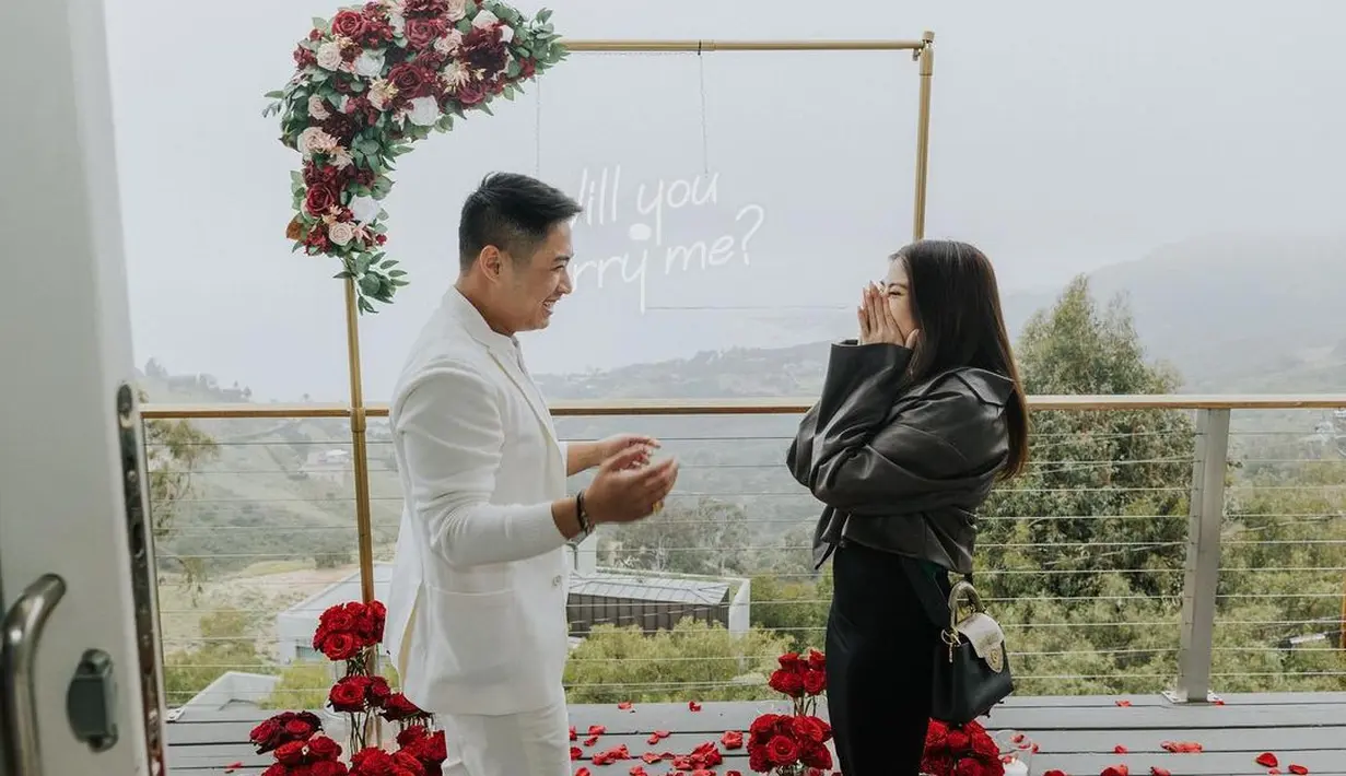 Momen manis dan mesra keduanya dibagikan lewat beberapa foto yang diunggah Clarissa di media sosialnya. Clarissa juga membagikan sekilas kisah cintanya dengan sang kekasih selama 12 tahun terakhir. Foto: Instagram.