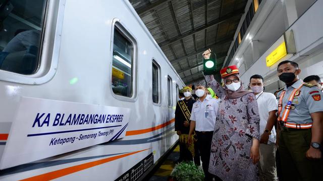 Bupati Banyuwangi Ipuk Fiestiandani secara simbolis berangkatkan Kereta Api Blambangan Ekspres dari Stasiun Ketapang menuju Stasiun Semarang Tawang (Istimewa)