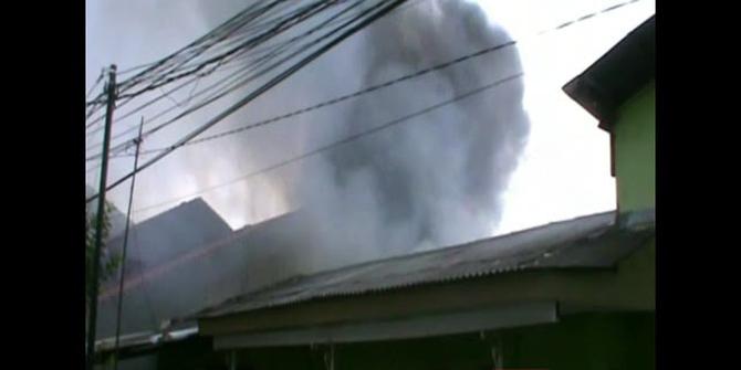 Rumah Warga Duren Sawit Ludes Terbakar Diduga Hubungan Pendek Arus Listrik