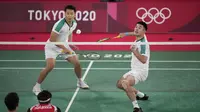 Pebulu tangkis Taiwan Lee Yang / Wang Chi-Lin saat bertanding melawan pebulu tangkis Indonesia Kevin Sanjaya / Marcus Gideon pada babak penyisihan grup ganda putra Olimpiade Tokyo 2020 di Tokyo, Jepang, Selasa (27/7/2021). Kevin Sanjaya / Marcus Gideon kalah. (AP Photo/Dita Alangkara)