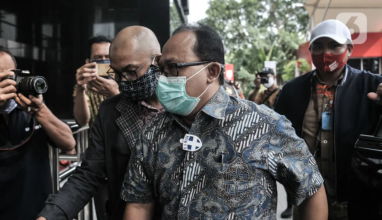 Direktur Utama PT Waskita Beton Precast Jarot Subana (batik biru) setibanya di Gedung KPK, Jakarta, Kamis (23/7/2020). Penyidik KPK menjemput paksa Jarot Subana lantaran dinilai tidak kooperatif selama proses penyidikan kasus korupsi proyek infrastruktur. (merdeka.com/Iqbal Nugroho)