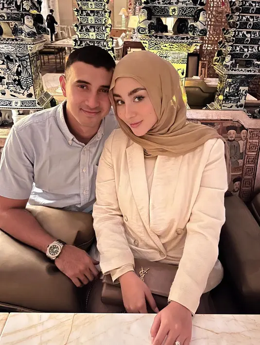 Sebelumnya, Alin dan Margin menikmati lebaran di Bogor, Jawa Barat akibat pandemi. Setelah dua tahun tak mudik, akhirnya lebaran tahun 2022, Ali pulang kampung ke tempat kelahiran Margin W. [Instagram/alisyakieb]