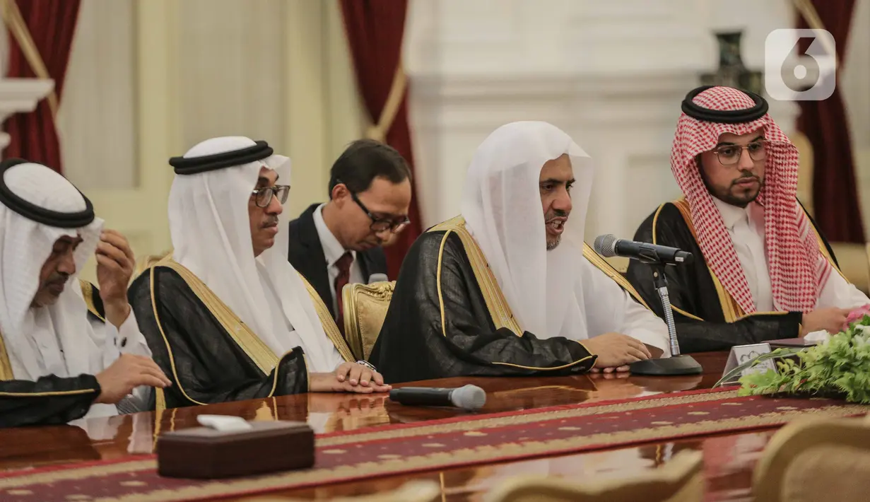Sekjen Rabithah Al Alam Al Islami (World Muslim League), Sheikh Mohammed bin Abdulkarim Al Issa menemui Presiden Joko Widodo di Istana Merdeka, Jakarta Pusat, Rabu (26/2/2020). Delegasi Liga Muslim Dunia mengaku ingin belajar toleransi ala Indonesia. (Liputan6.com/Faizal Fanani)