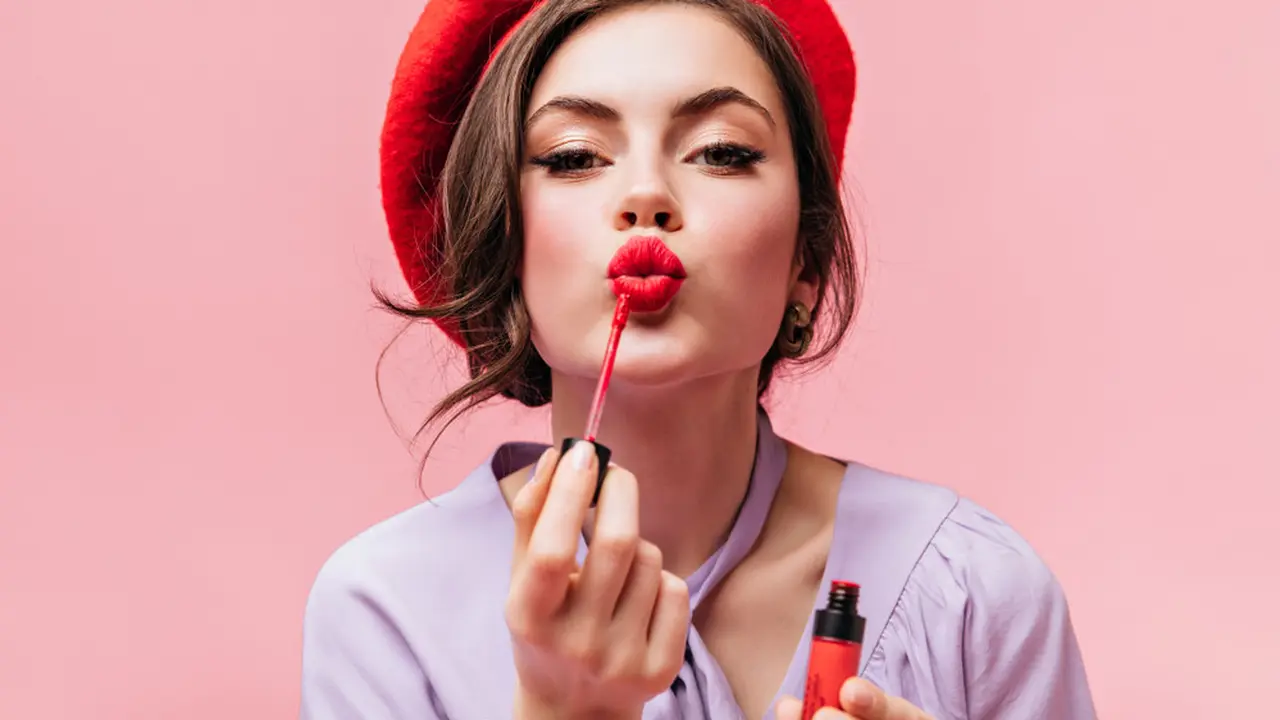Lipstik membuat bibir lembap